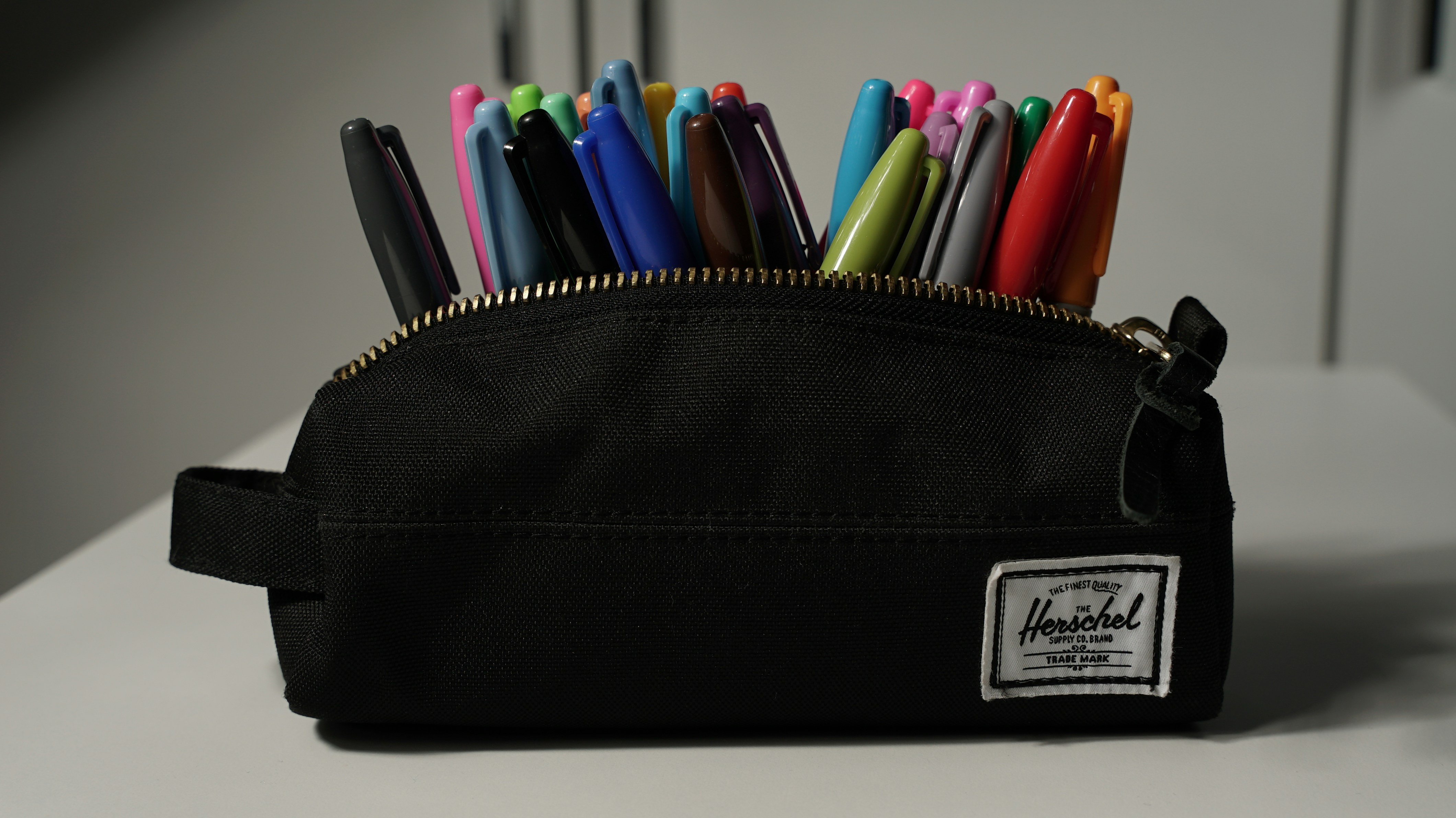 مقلمة بأدوات مدرسية